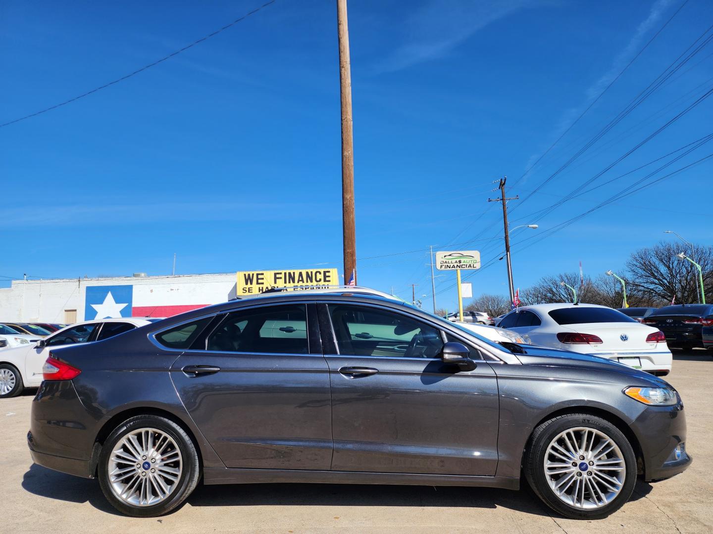 2015 GRAY /BEIGE Ford Fusion SE (3FA6P0HD4FR) with an 1.5L L4 DOHC 16V engine, AUTO transmission, located at 2660 S.Garland Avenue	, Garland, TX, 75041, (469) 298-3118, 32.885387, -96.656776 - CASH$$$$$$ FUSION! This is a Super Clean 2015 FORD FUSION SE! BACK UP CAMERA! BLUETOOTH! SYNC! XM SAT RADIO! SUPER CLEAN! MUST SEE! Come in for a test drive today. We are open from 10am-7pm Monday-Saturday. Call us with any questions at 469-202-7468, or email us DallasAutos4Less@gmail.com. - Photo#2